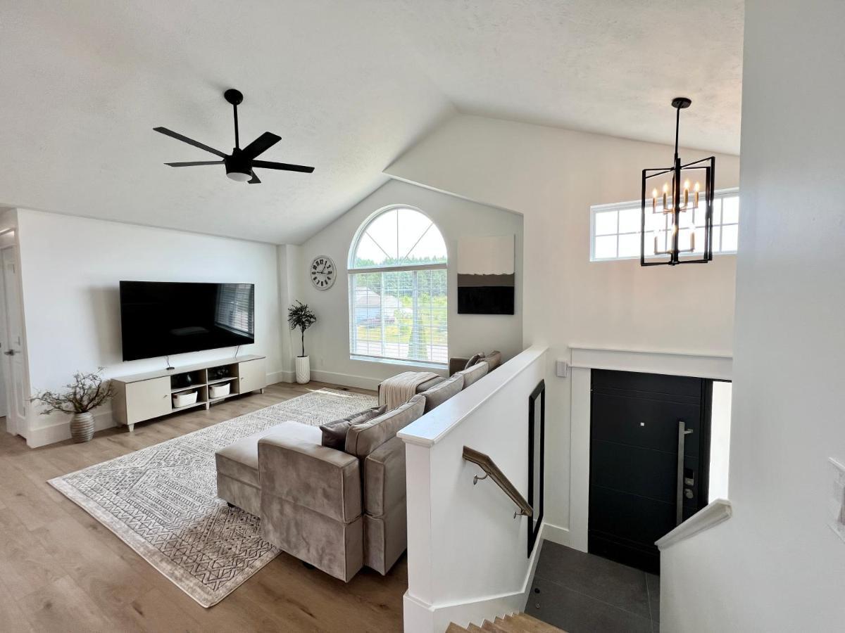 Dream Palace With Hot Tub-game Room-fire Pit-5br-3ba *