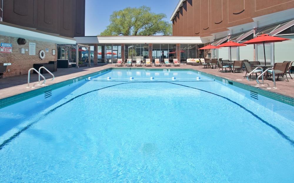 West Bay Beach, A Hotel Traverse City