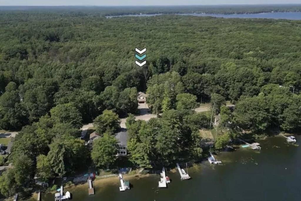 Bass Retreat- Lakeview W 5 Bedrooms, Hot Tub, Game Room, Pets Holiday home Traverse City