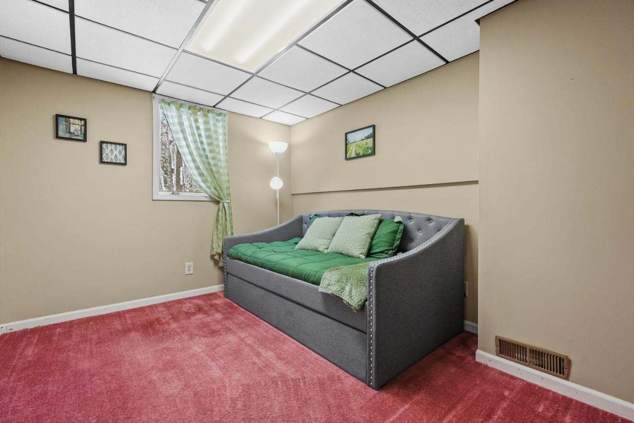 Bass Retreat- Lakeview W 5 Bedrooms, Hot Tub, Game Room, Pets Traverse City