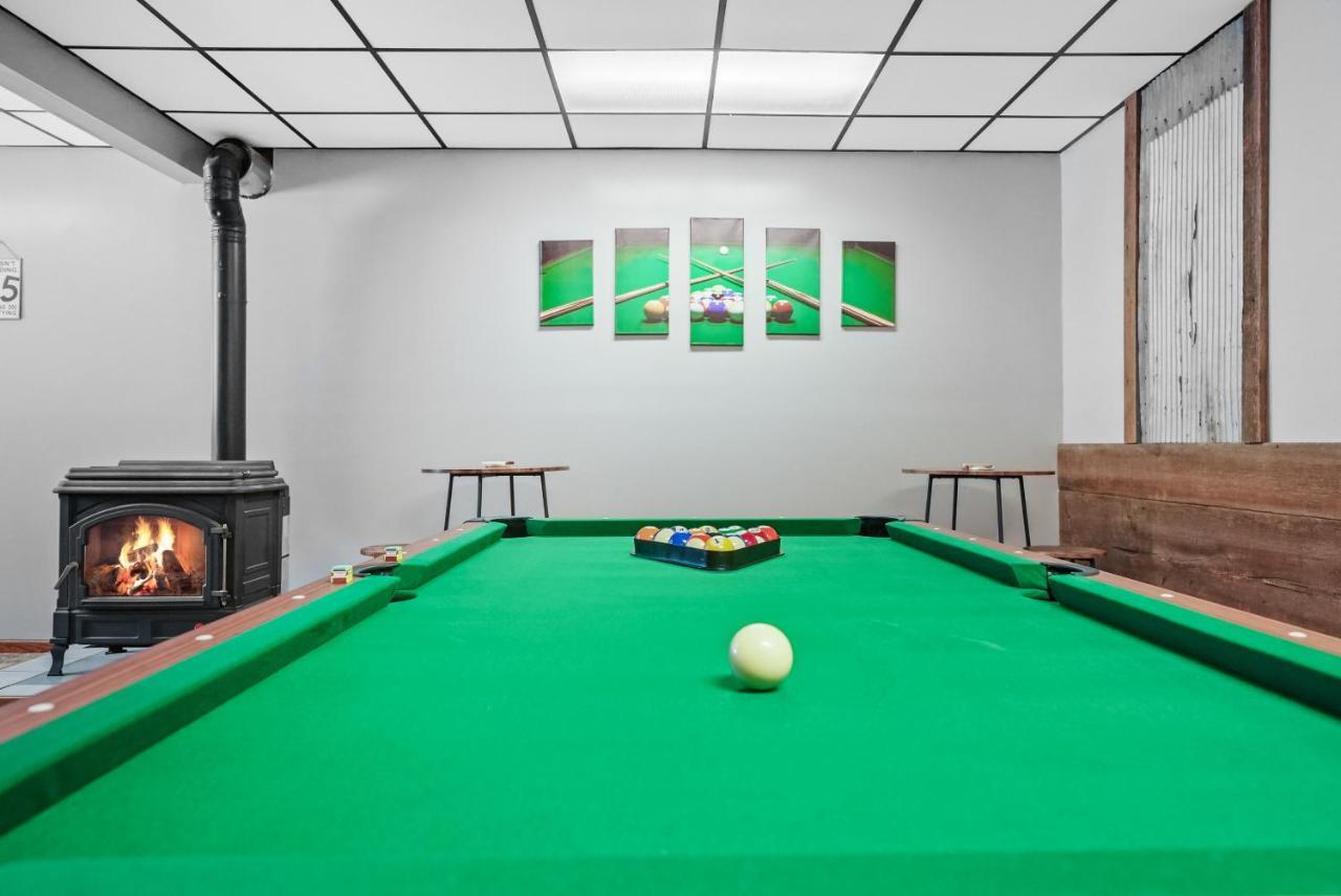 Bass Retreat- Lakeview W 5 Bedrooms, Hot Tub, Game Room, Pets