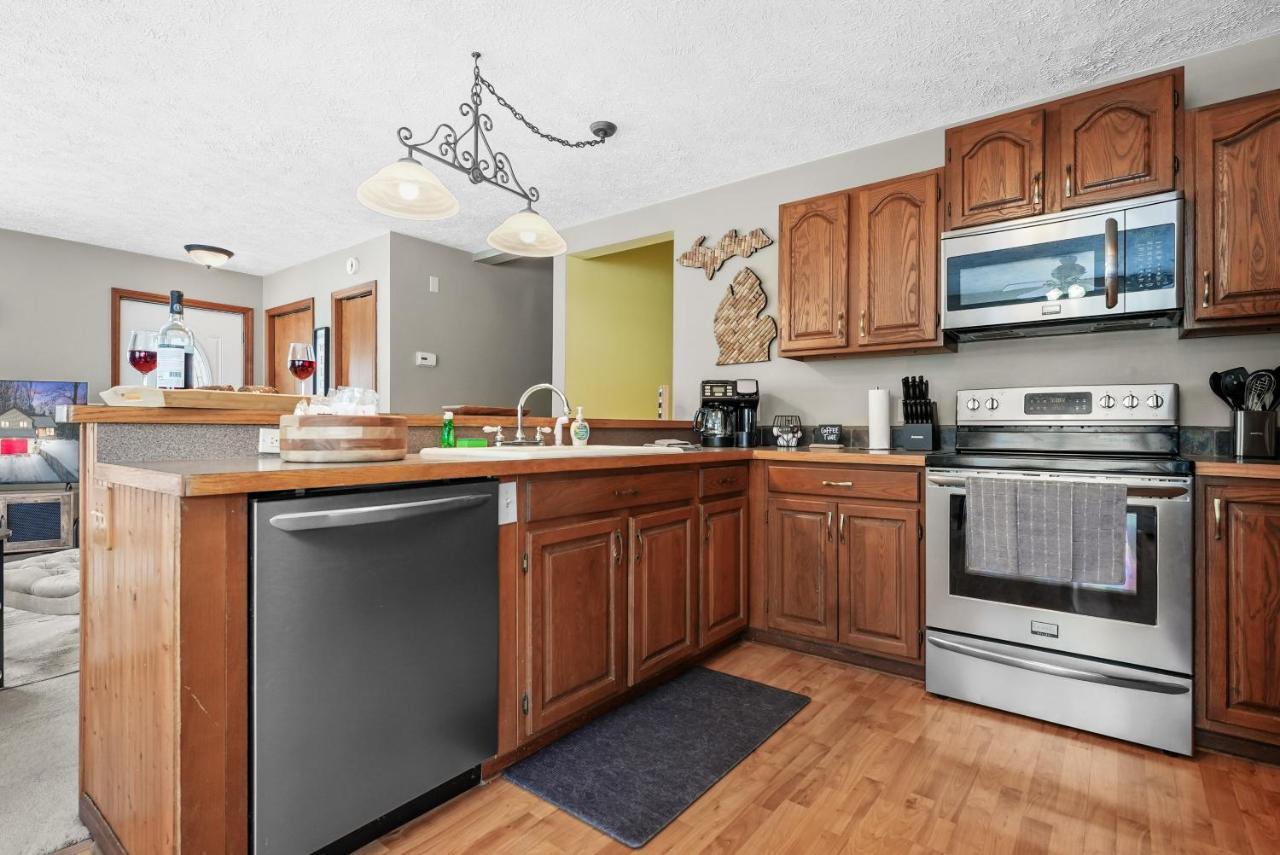Bass Retreat- Lakeview W 5 Bedrooms, Hot Tub, Game Room, Pets * Traverse City