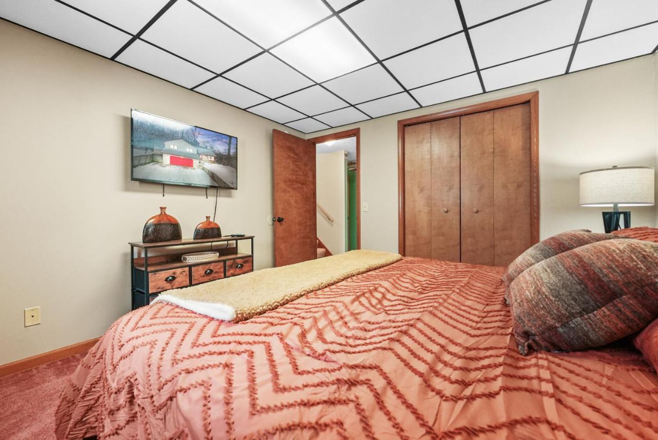 Bass Retreat- Lakeview W 5 Bedrooms, Hot Tub, Game Room, Pets Holiday home Traverse City