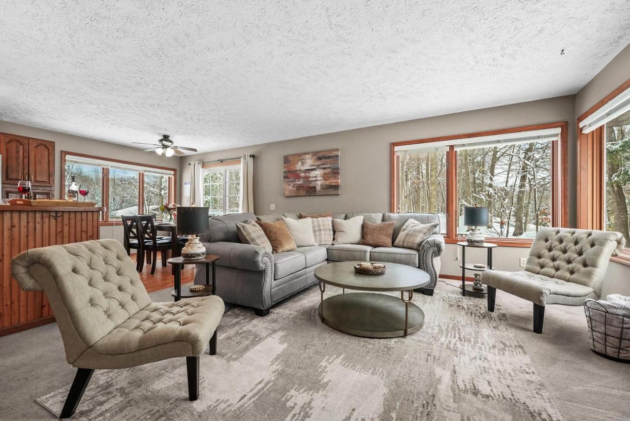 Bass Retreat- Lakeview W 5 Bedrooms, Hot Tub, Game Room, Pets Traverse City