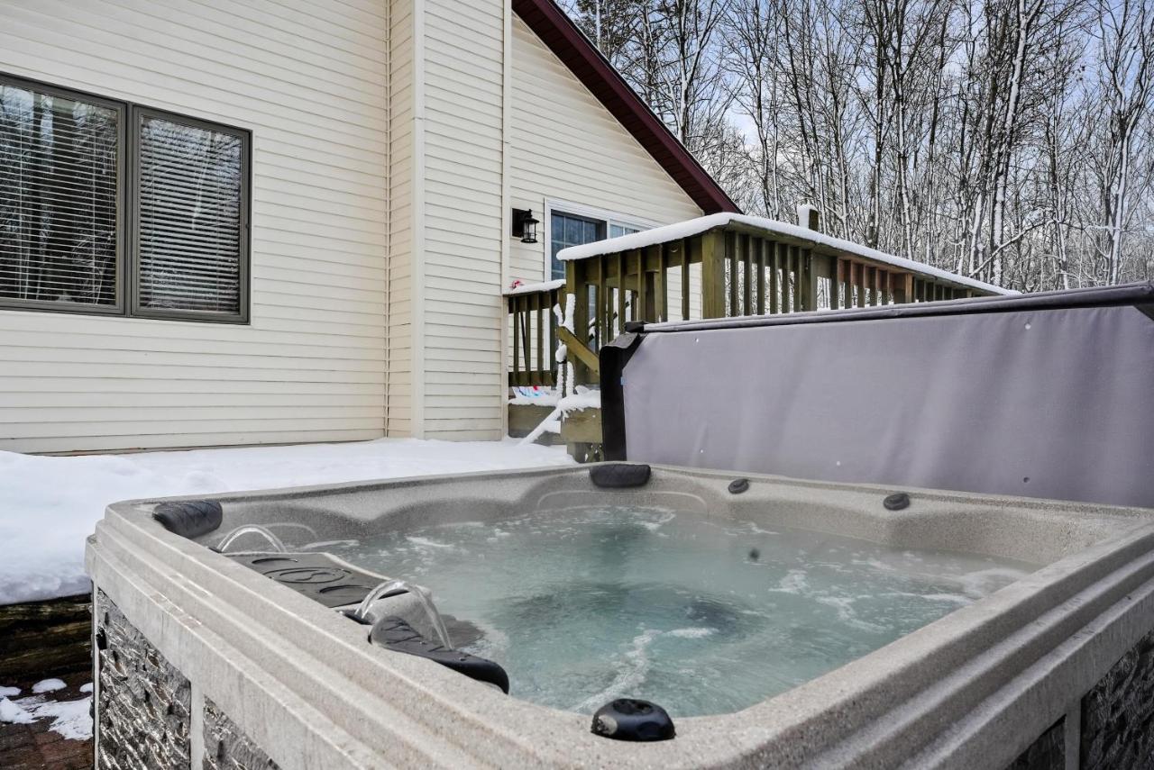 Bass Retreat- Lakeview W 5 Bedrooms, Hot Tub, Game Room, Pets * Traverse City