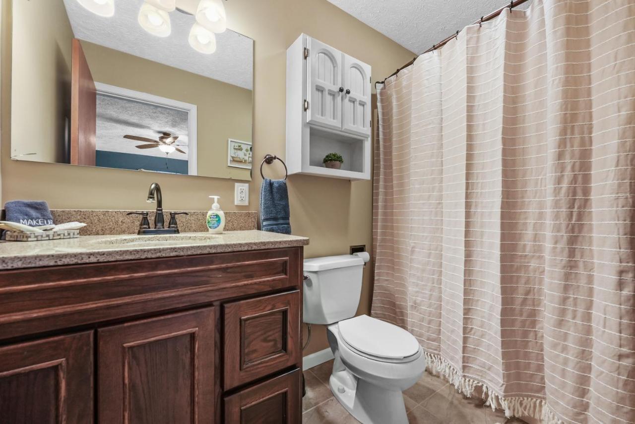 Bass Retreat- Lakeview W 5 Bedrooms, Hot Tub, Game Room, Pets Holiday home