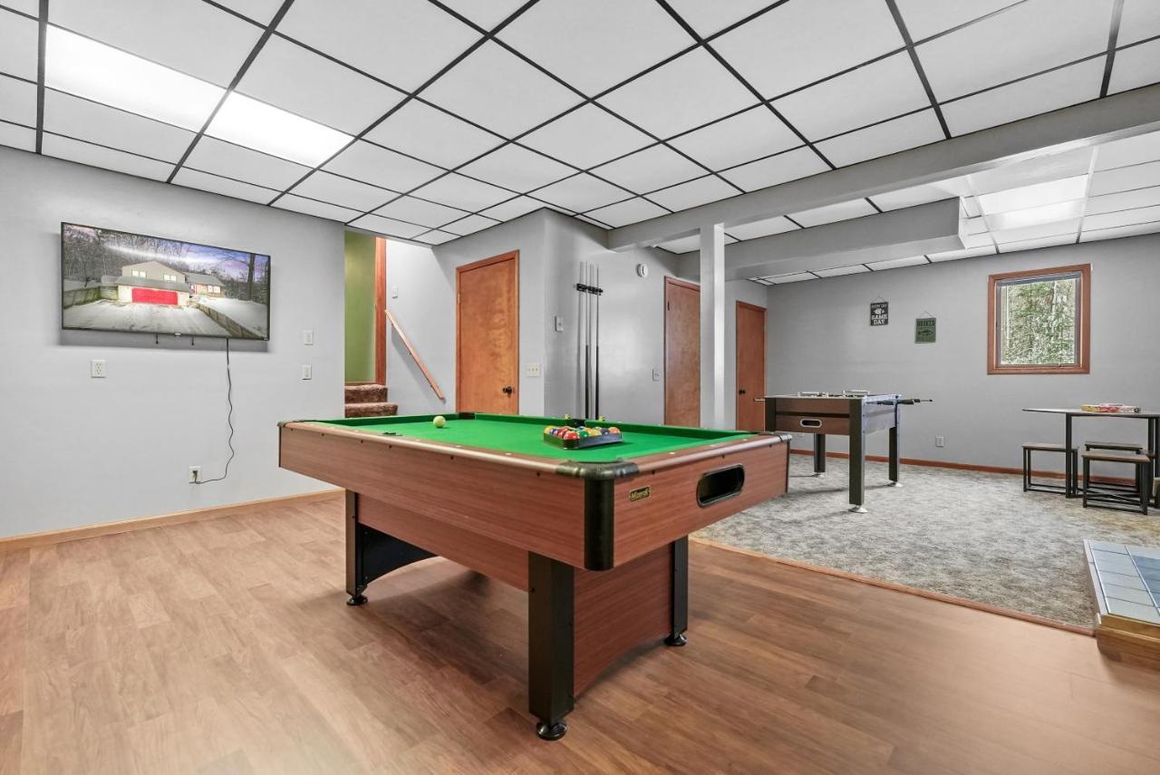 Bass Retreat- Lakeview W 5 Bedrooms, Hot Tub, Game Room, Pets Holiday home *
