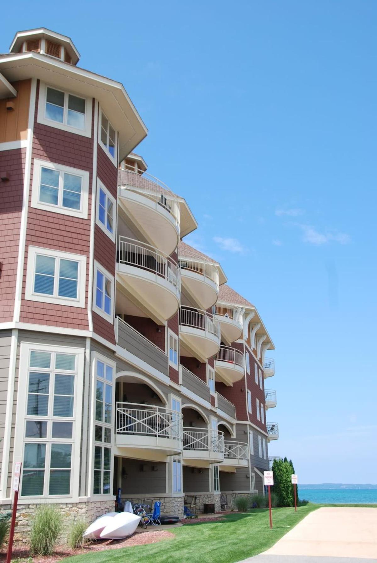 Beautiful First Floor With Patio To The Bay *