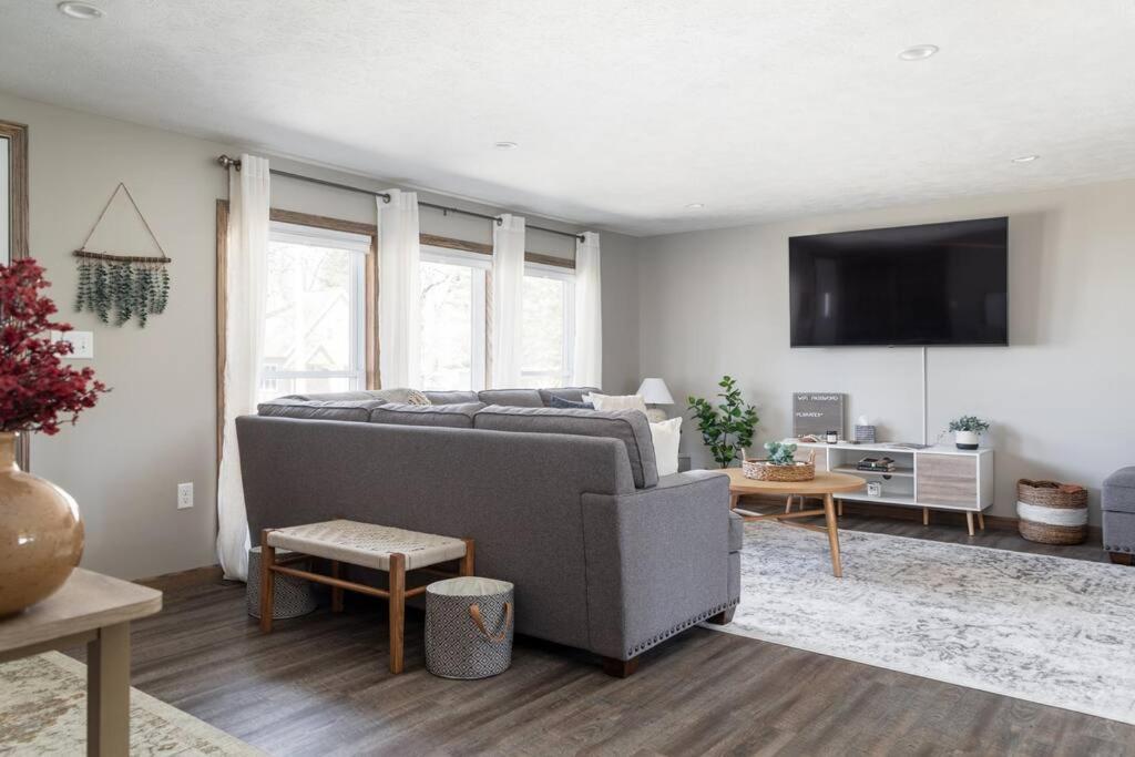 Upscale Urban Oasis: Spacious & Chic With Hot Tub! Holiday home