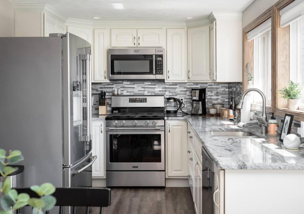 Upscale Urban Oasis: Spacious & Chic With Hot Tub! Holiday home *