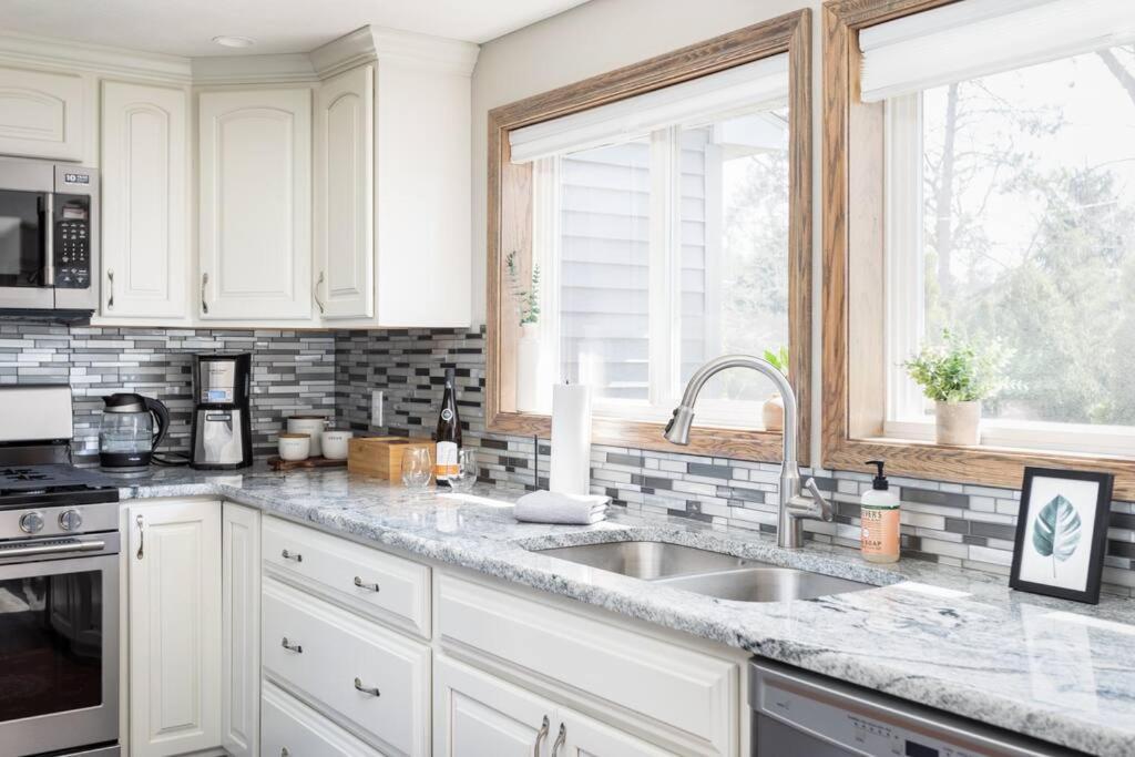 Holiday home Upscale Urban Oasis: Spacious & Chic With Hot Tub!