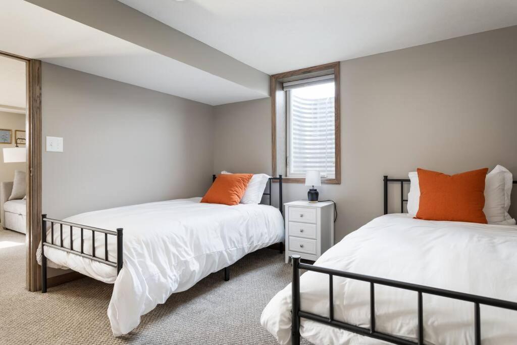 Upscale Urban Oasis: Spacious & Chic With Hot Tub! *