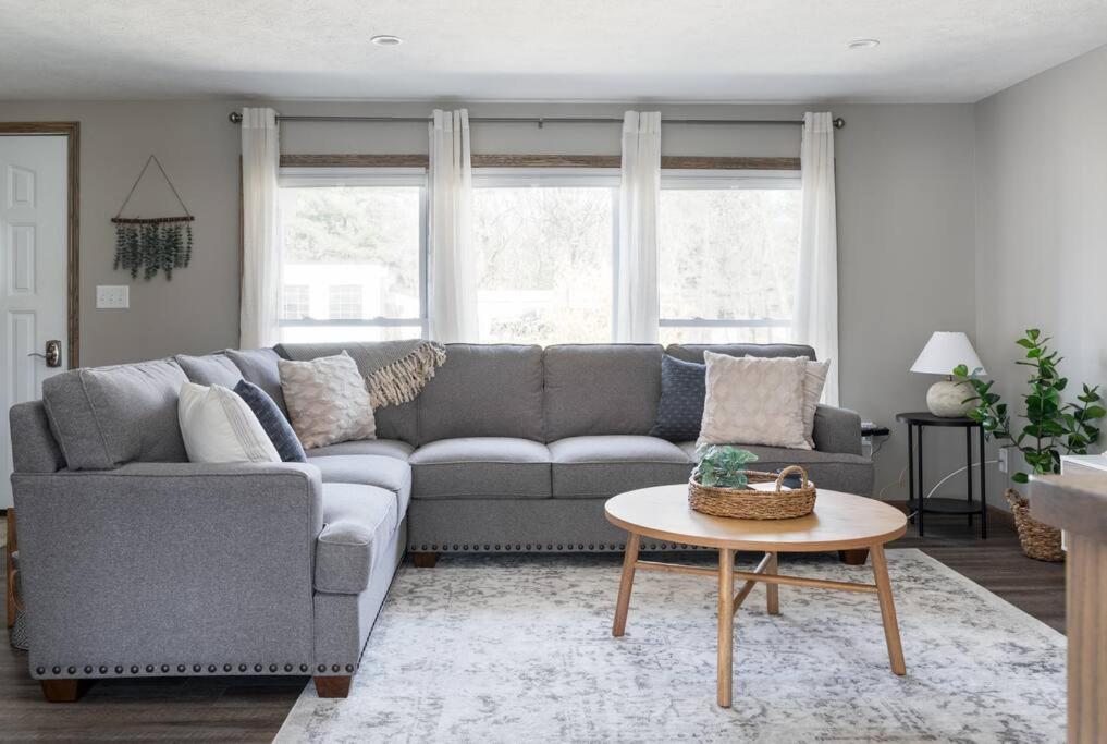 Upscale Urban Oasis: Spacious & Chic With Hot Tub! Holiday home *