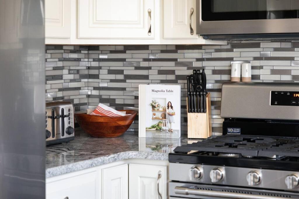 Upscale Urban Oasis: Spacious & Chic With Hot Tub! * Traverse City
