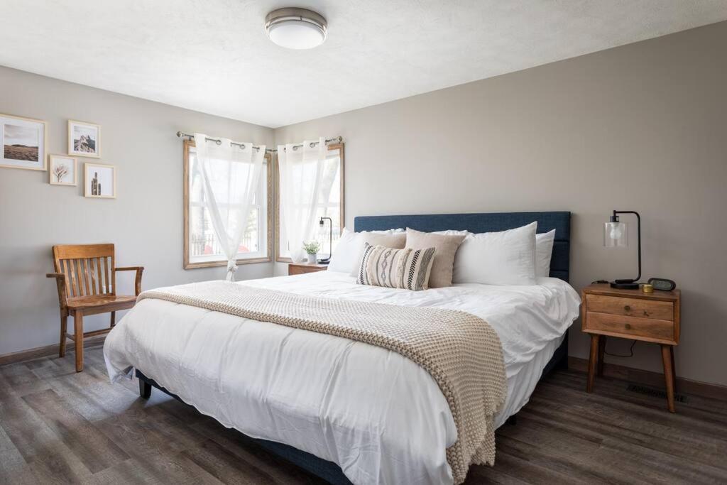 Holiday home Upscale Urban Oasis: Spacious & Chic With Hot Tub!