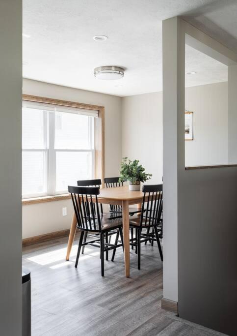 Upscale Urban Oasis: Spacious & Chic With Hot Tub! Holiday home Traverse City