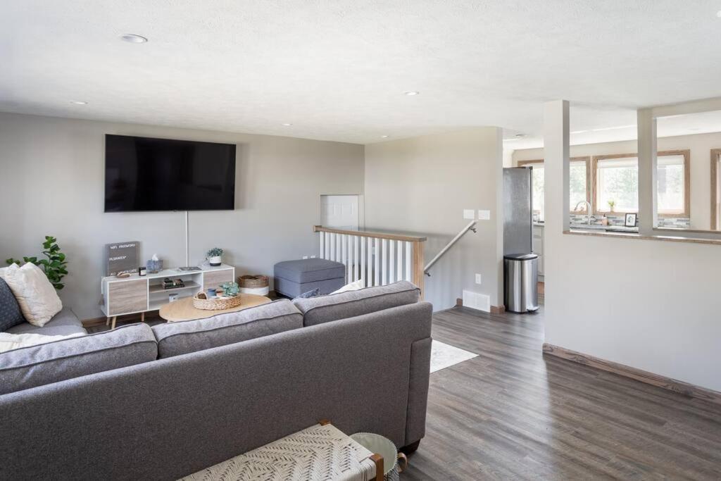 Holiday home Upscale Urban Oasis: Spacious & Chic With Hot Tub! *