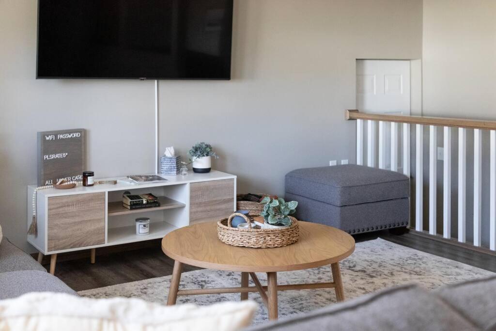 Upscale Urban Oasis: Spacious & Chic With Hot Tub! Holiday home