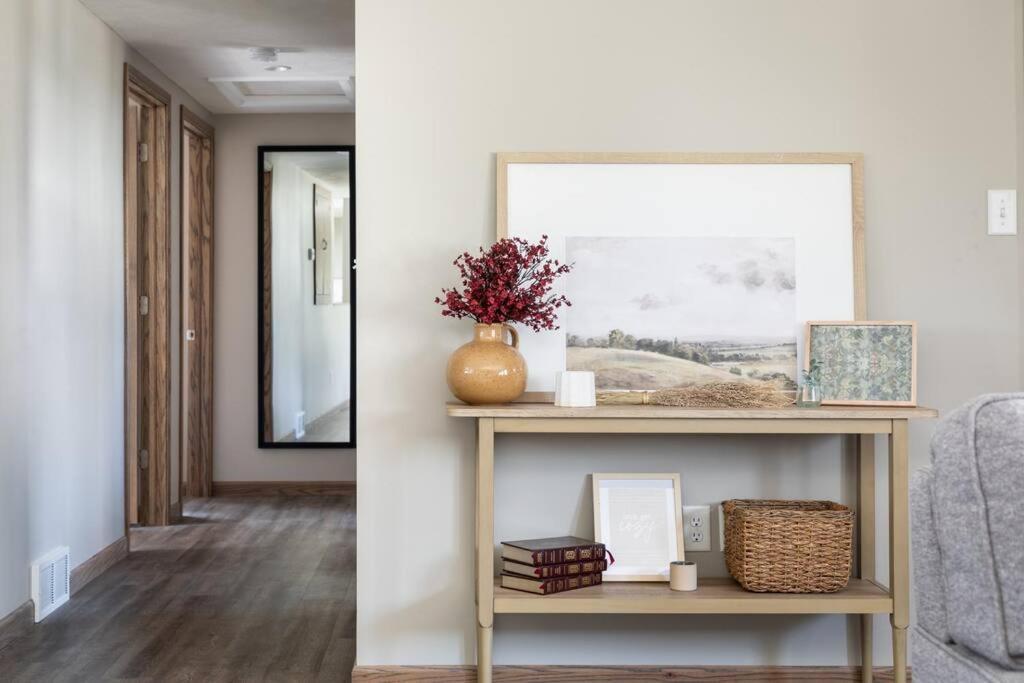 Upscale Urban Oasis: Spacious & Chic With Hot Tub! *