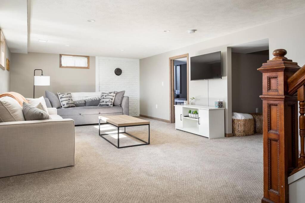 Upscale Urban Oasis: Spacious & Chic With Hot Tub! Holiday home