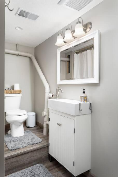 Holiday home Upscale Urban Oasis: Spacious & Chic With Hot Tub! *