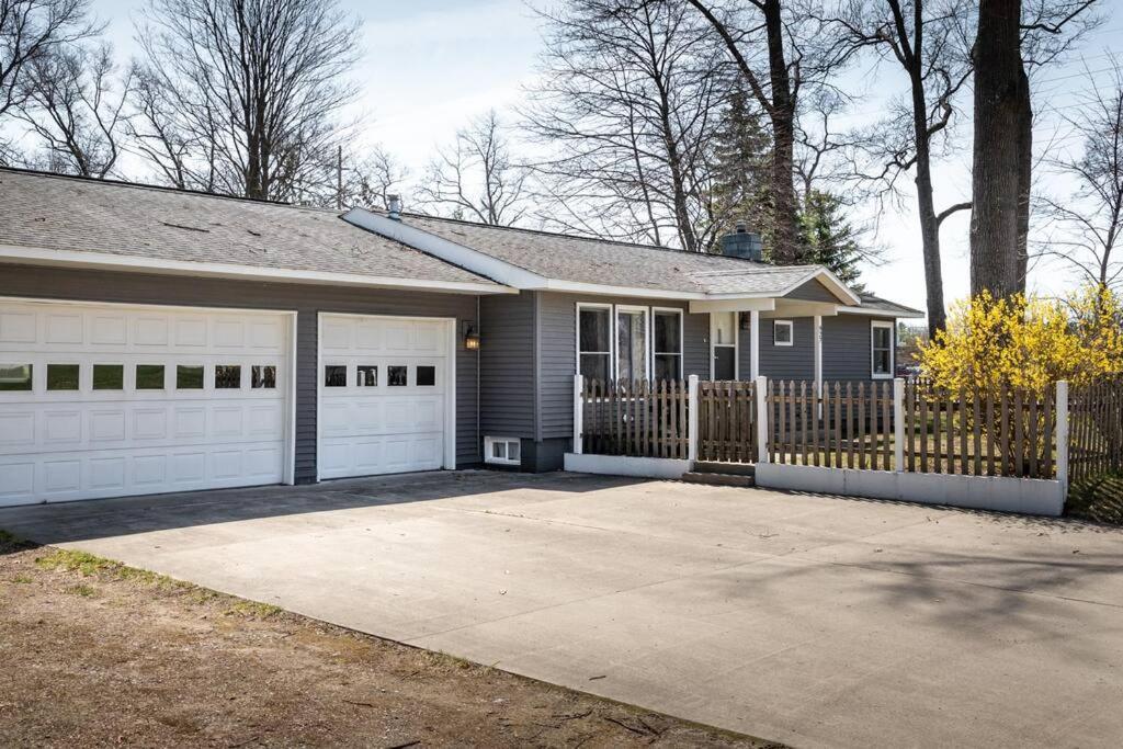 Holiday home Upscale Urban Oasis: Spacious & Chic With Hot Tub! Traverse City
