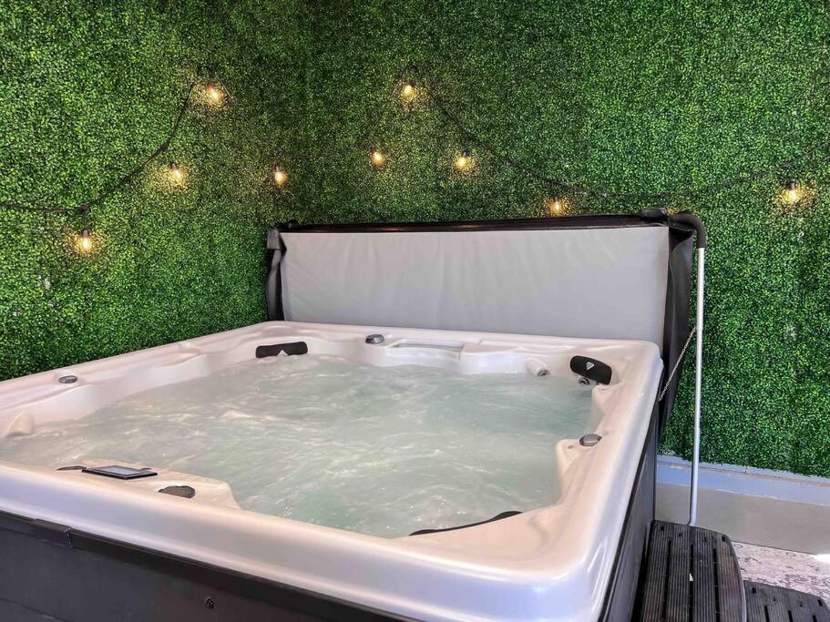 Upscale Urban Oasis: Spacious & Chic With Hot Tub! * Traverse City
