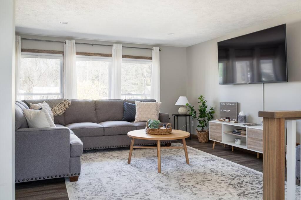 Upscale Urban Oasis: Spacious & Chic With Hot Tub! *