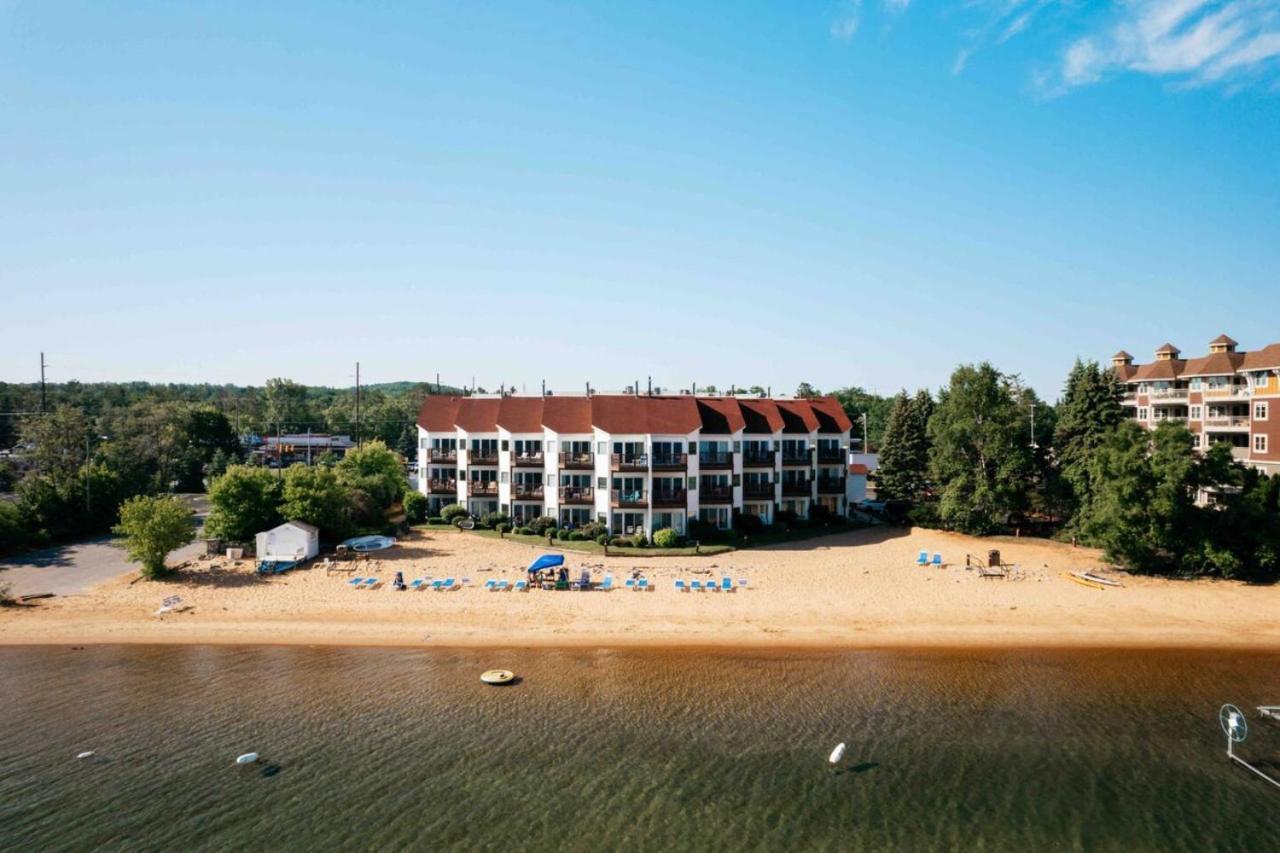 Holiday home Stunning Waterfront, Updated Tc With Pool