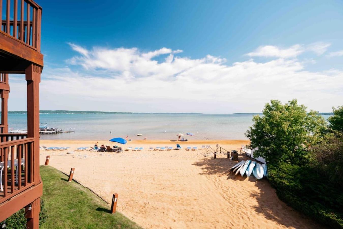 Stunning Waterfront, Updated Tc With Pool Holiday home Traverse City
