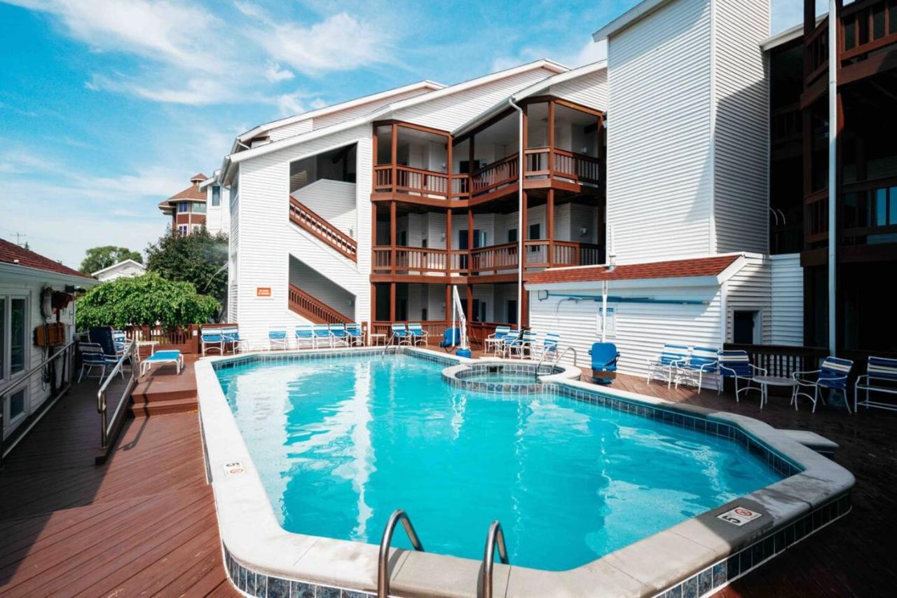 Stunning Waterfront, Updated Tc With Pool Traverse City