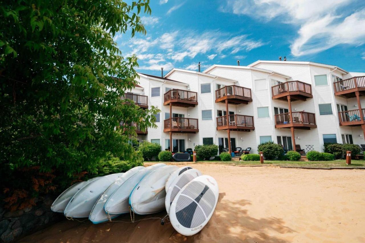 Holiday home Stunning Waterfront, Updated Tc With Pool