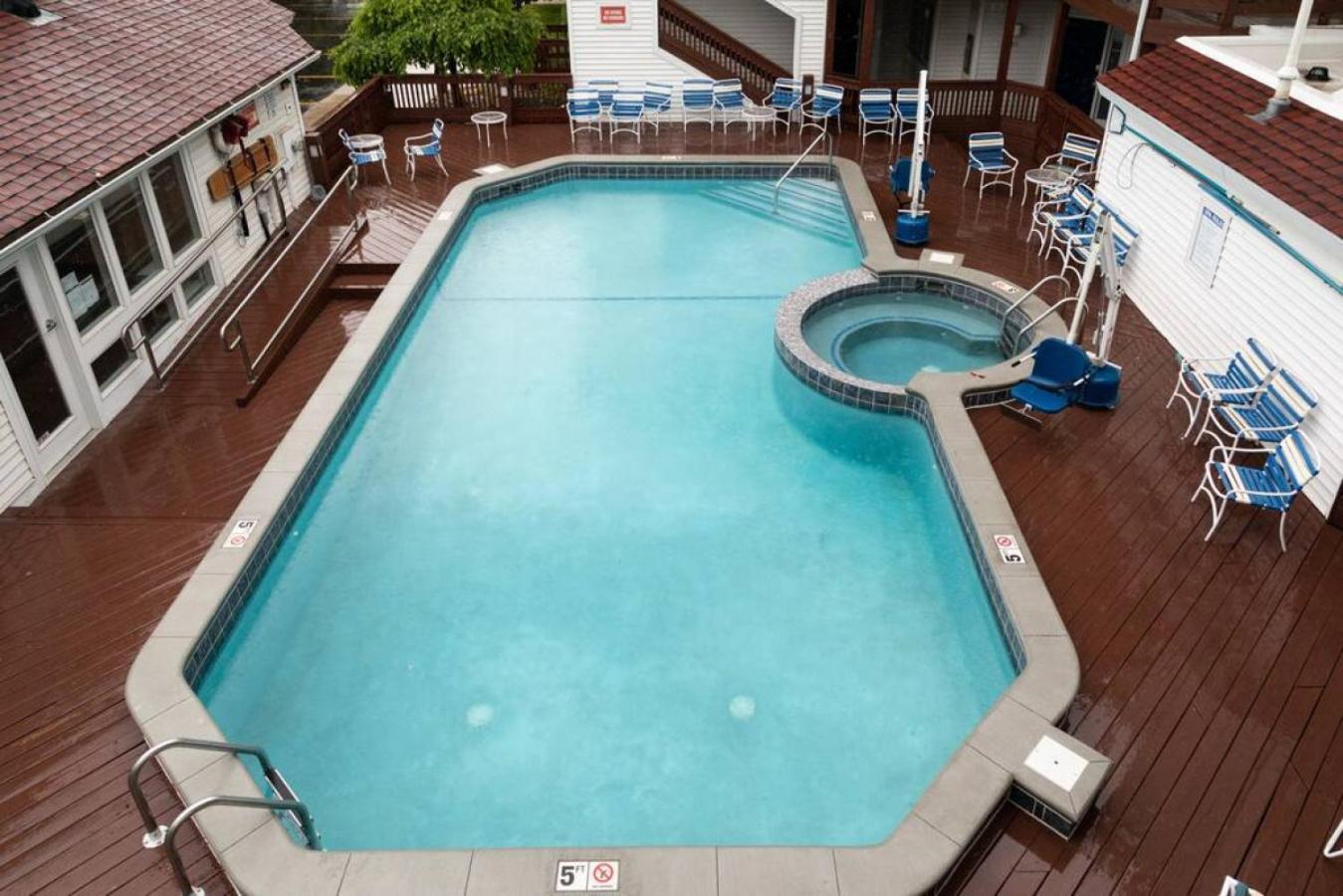 Stunning Waterfront, Updated Tc With Pool Holiday home Traverse City
