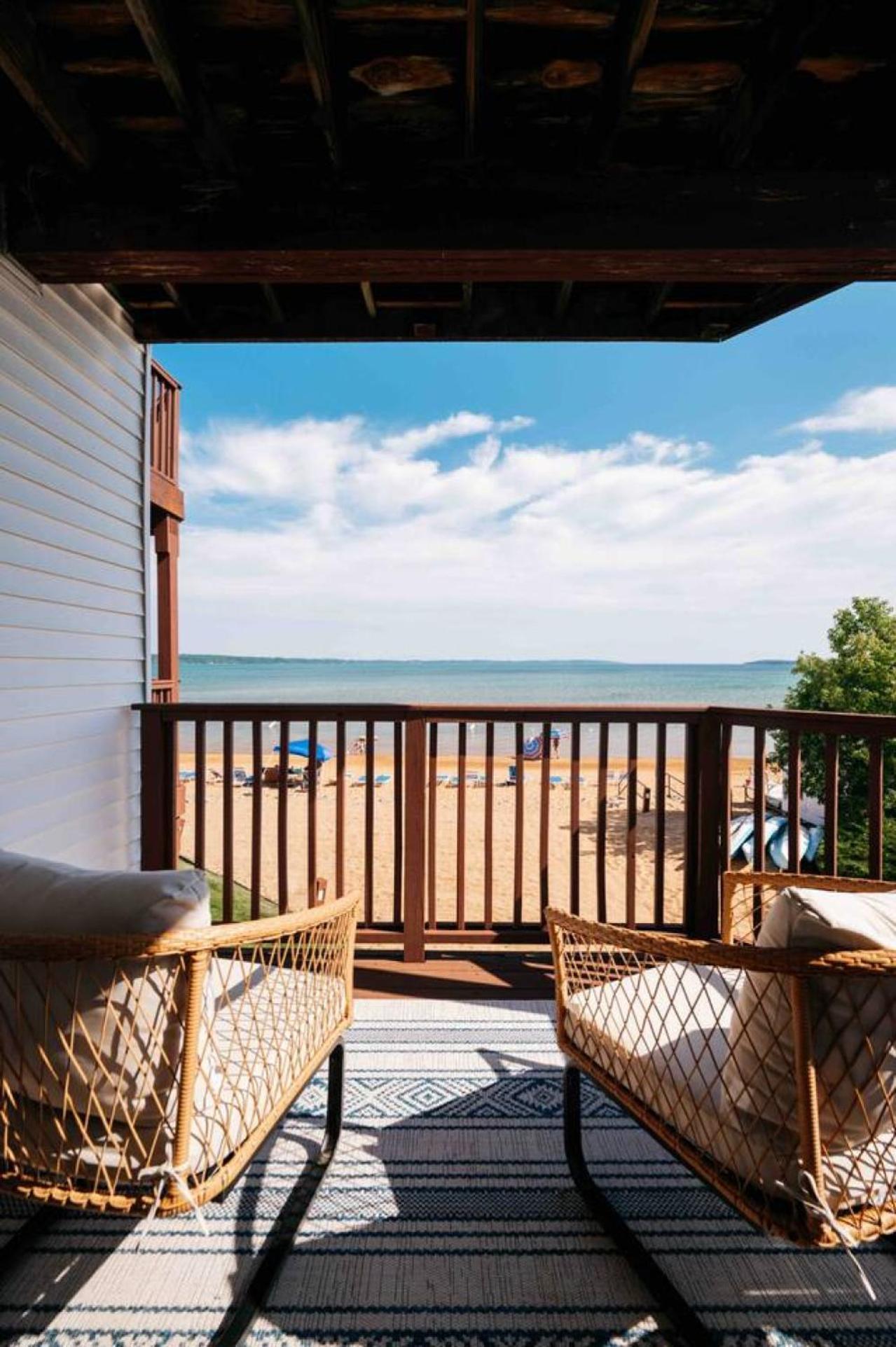 Stunning Waterfront, Updated Tc With Pool