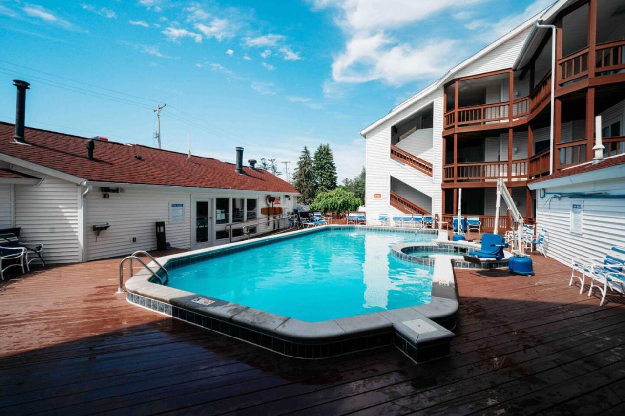 Holiday home Stunning Waterfront, Updated Tc With Pool *