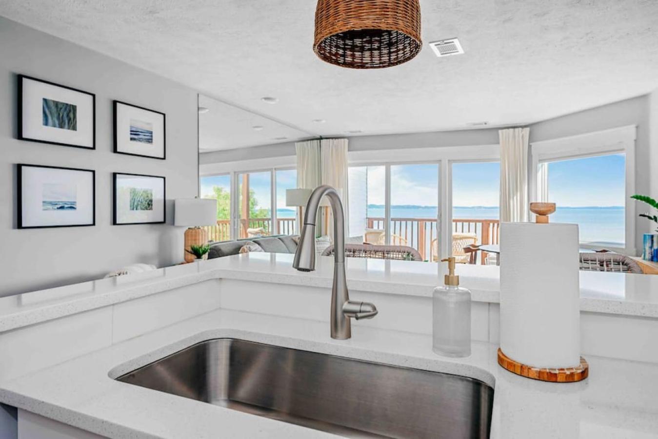 Stunning Waterfront, Updated Tc With Pool Holiday home