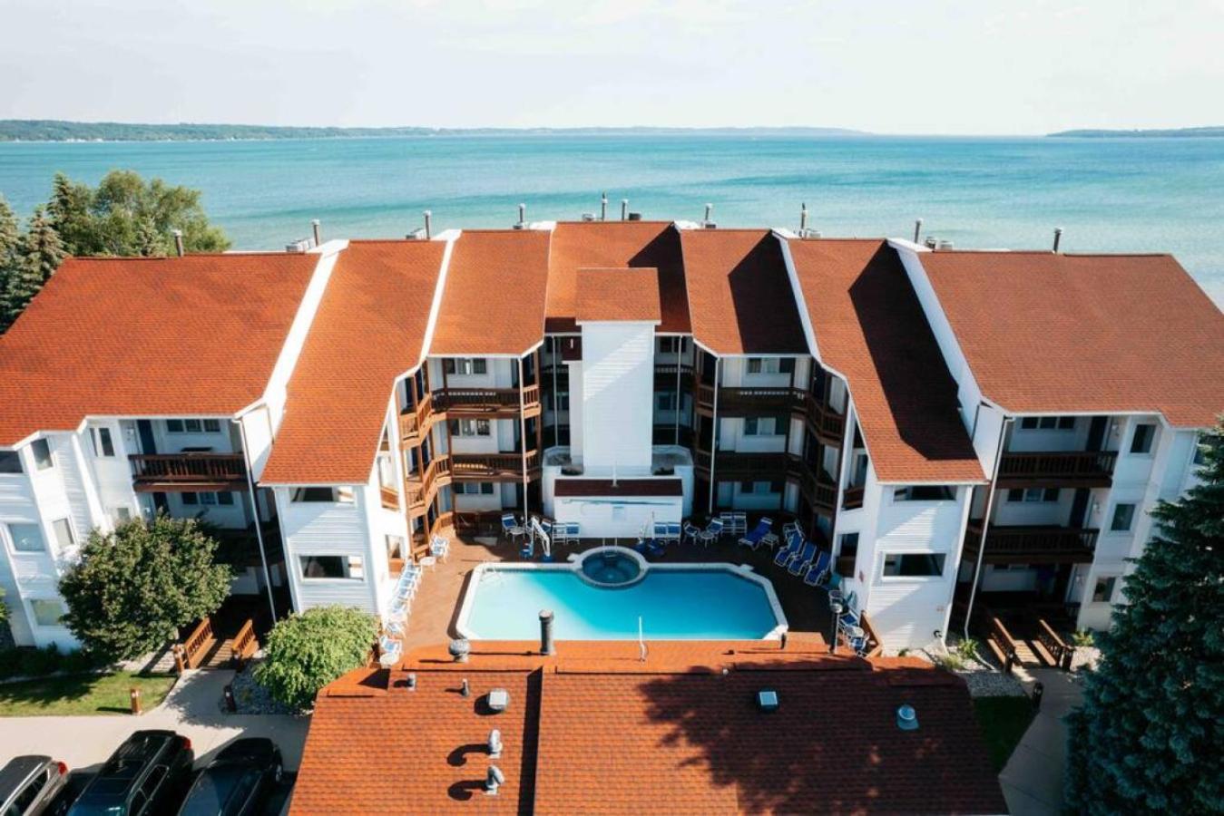 Holiday home Stunning Waterfront, Updated Tc With Pool