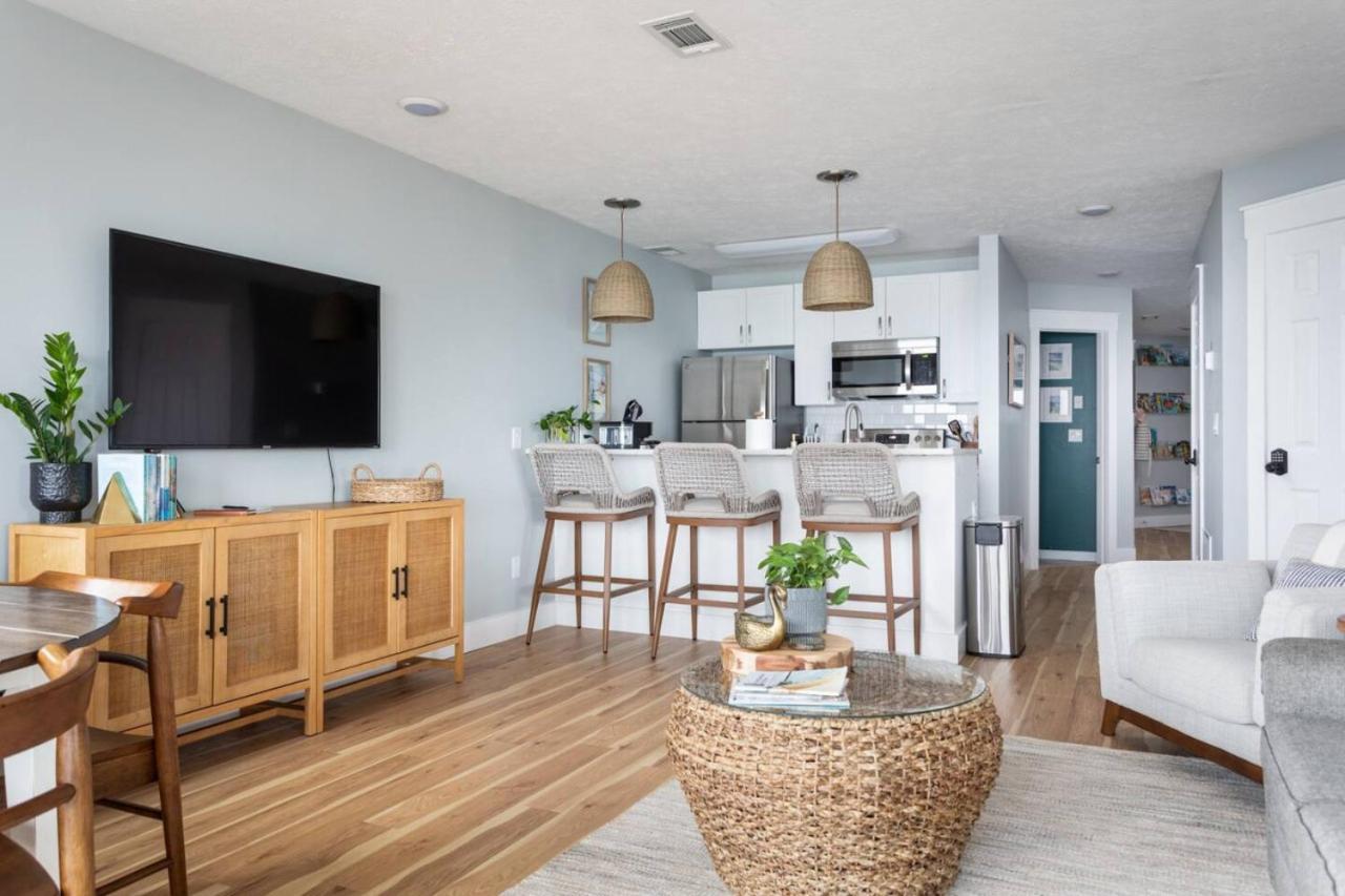 Holiday home Stunning Waterfront, Updated Tc With Pool *