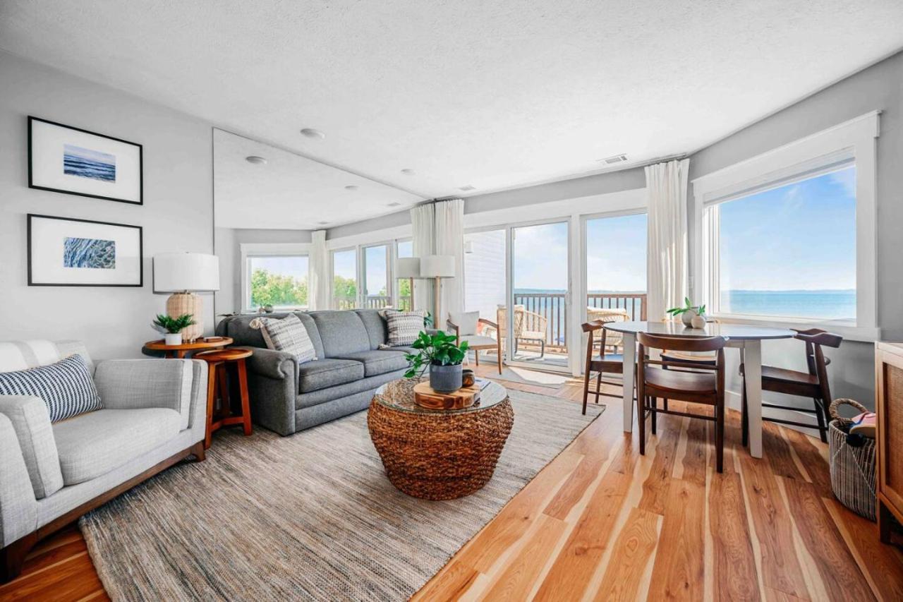 Stunning Waterfront, Updated Tc With Pool Holiday home *