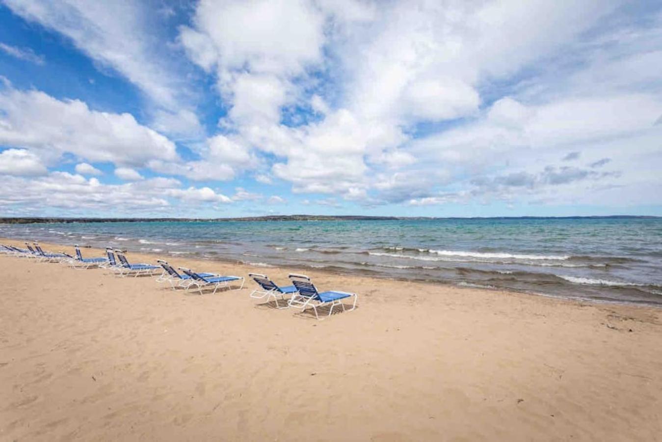 Stunning Waterfront, Updated Tc With Pool * Traverse City