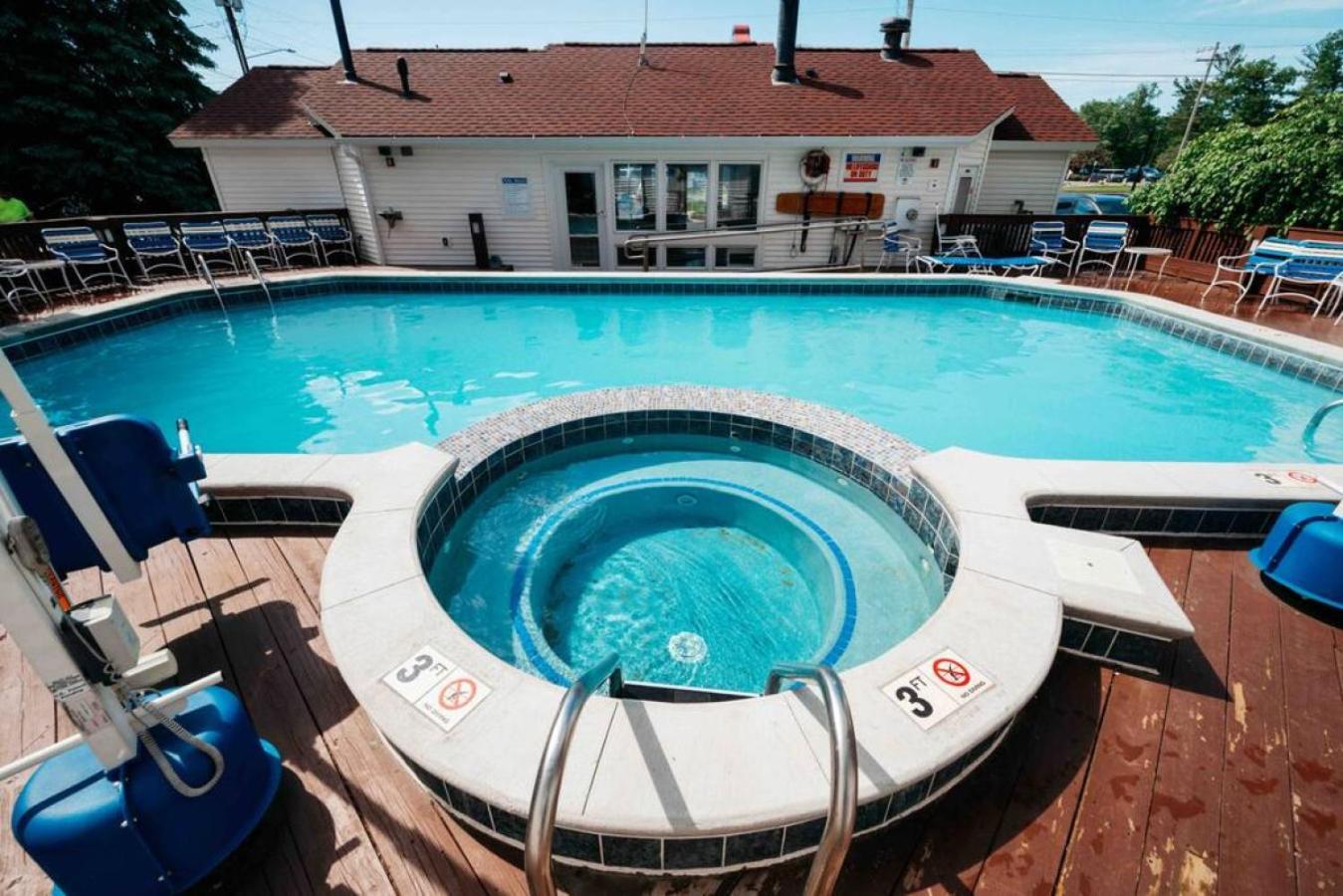 Holiday home Stunning Waterfront, Updated Tc With Pool