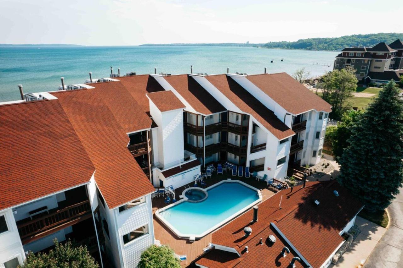 Stunning Waterfront, Updated Tc With Pool Holiday home