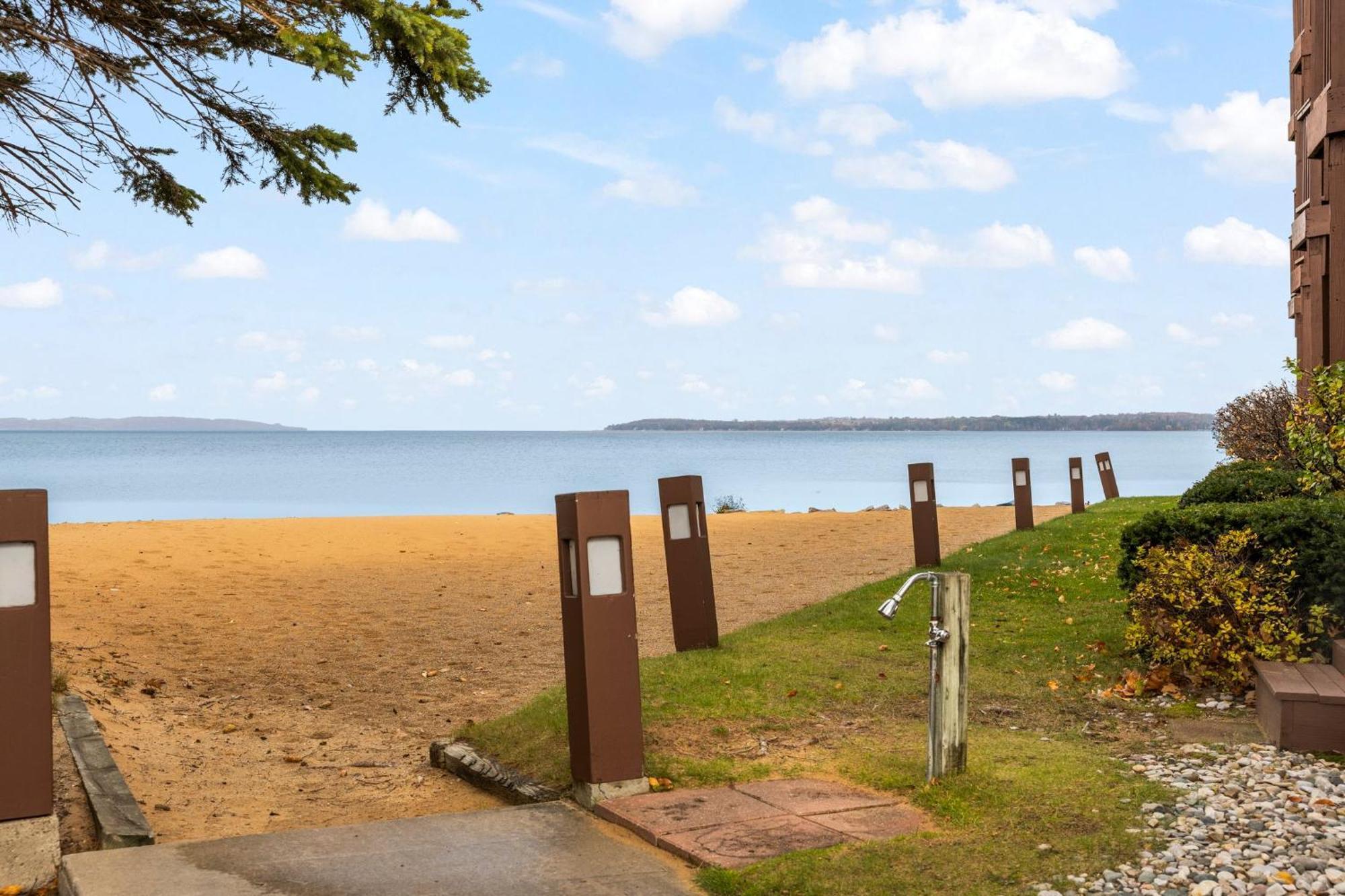 Beachside 102 With Direct Access To The And Pool And Hot Tub Holiday home *