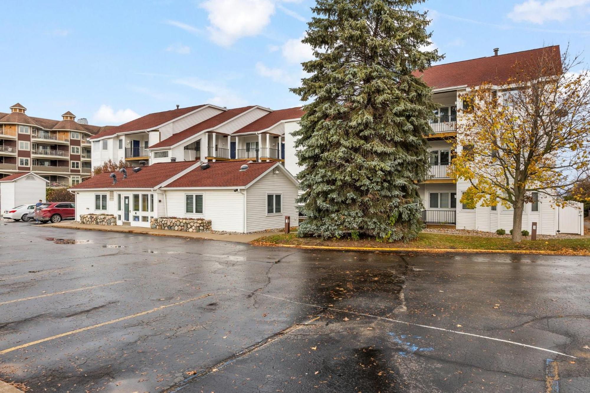 Beachside 102 With Direct Access To The And Pool And Hot Tub * Traverse City