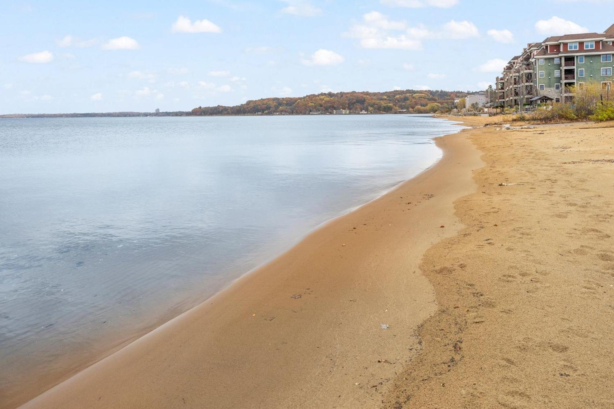 Beachside 102 With Direct Access To The And Pool And Hot Tub Traverse City