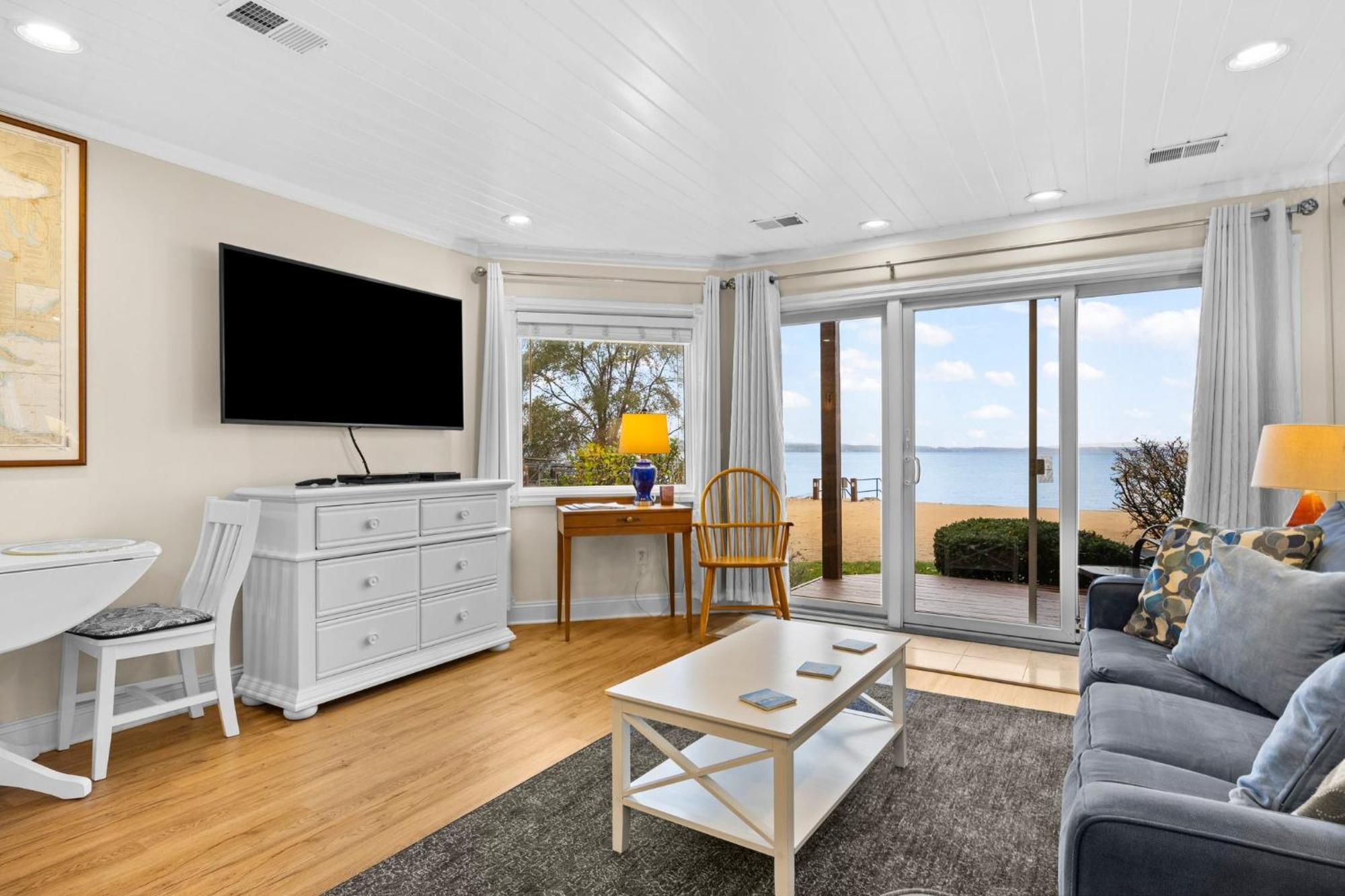 Beachside 102 With Direct Access To The And Pool And Hot Tub Holiday home