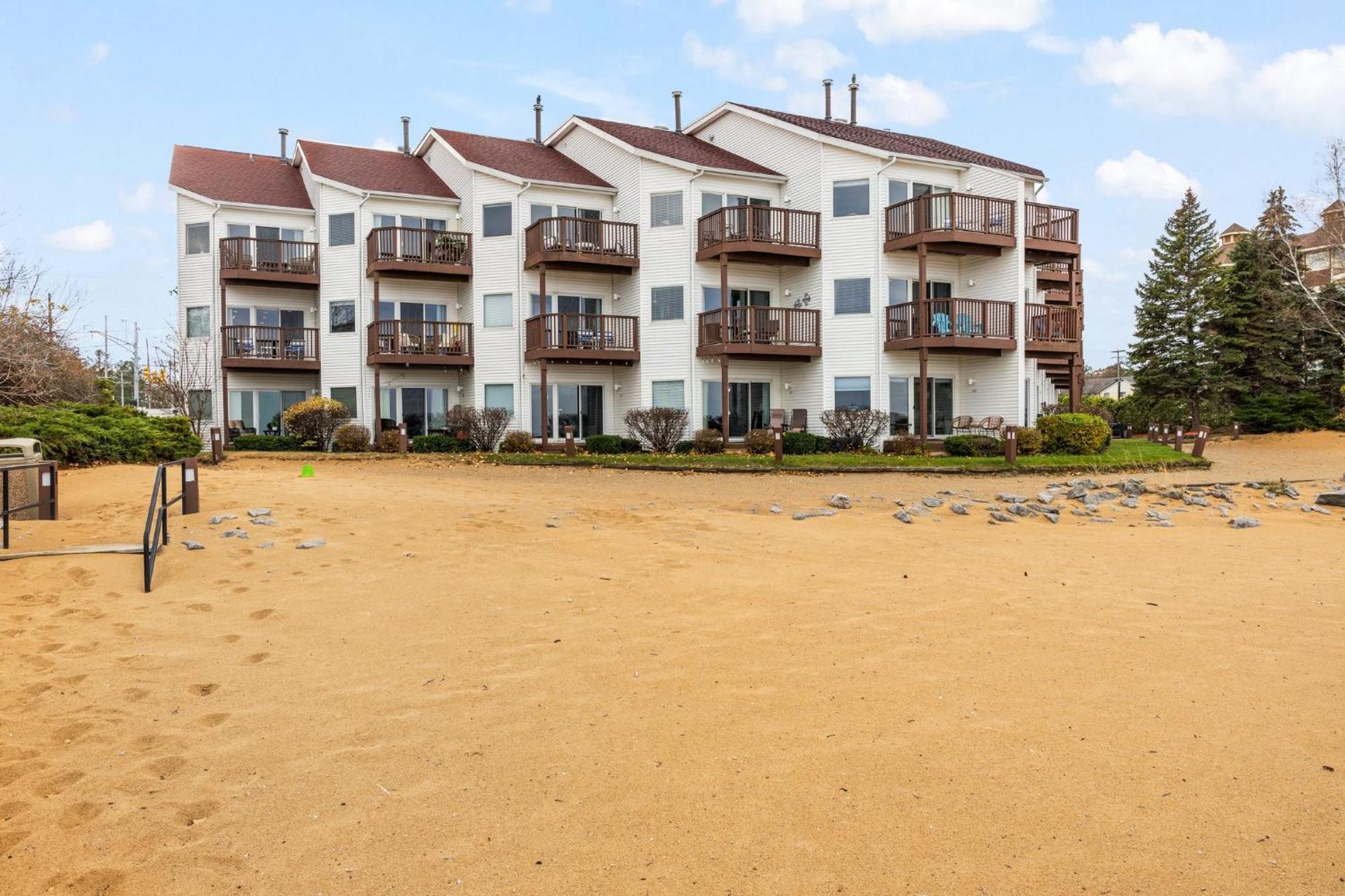 Beachside 102 With Direct Access To The And Pool And Hot Tub