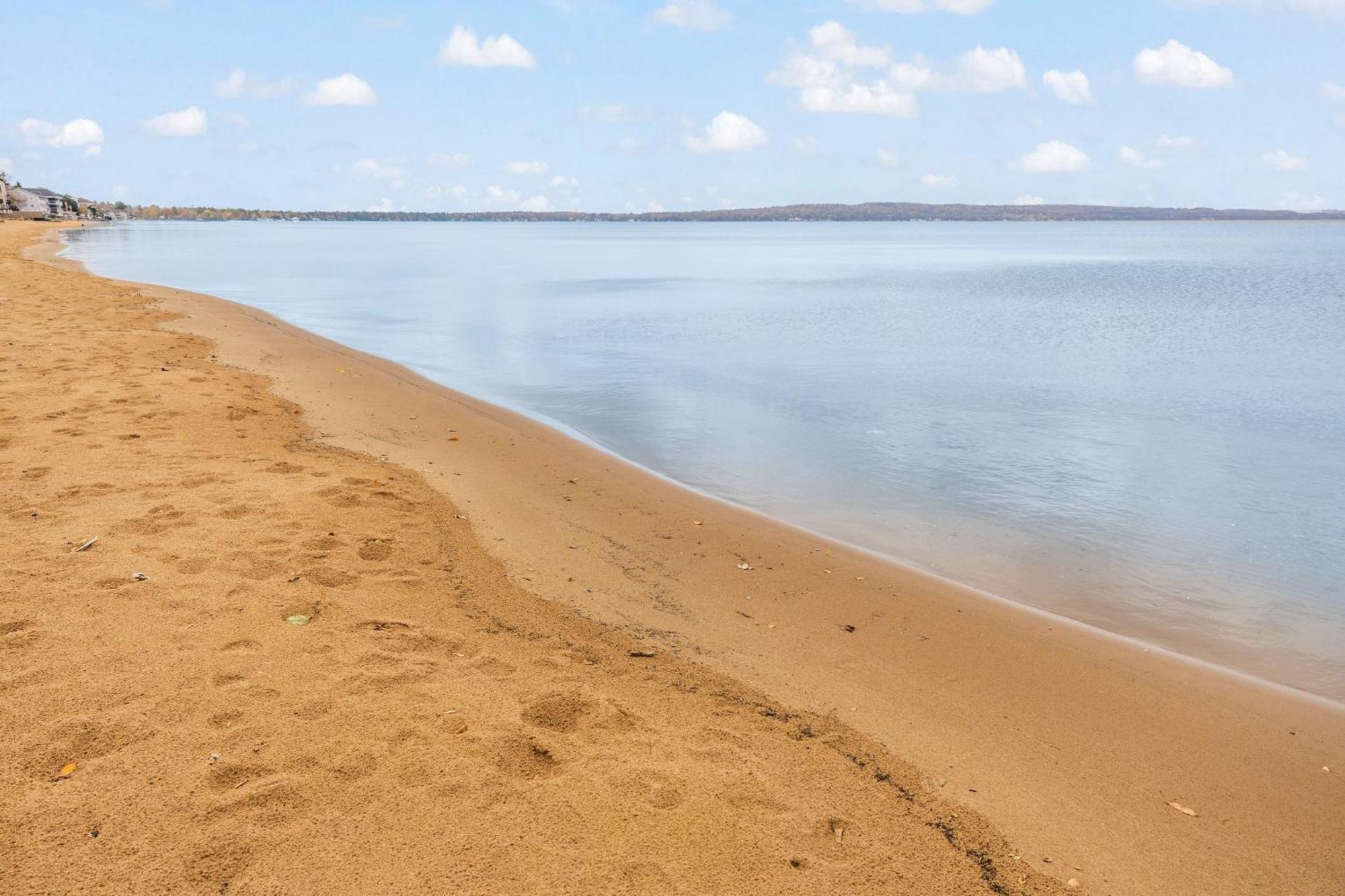 Beachside 102 With Direct Access To The And Pool And Hot Tub * Traverse City
