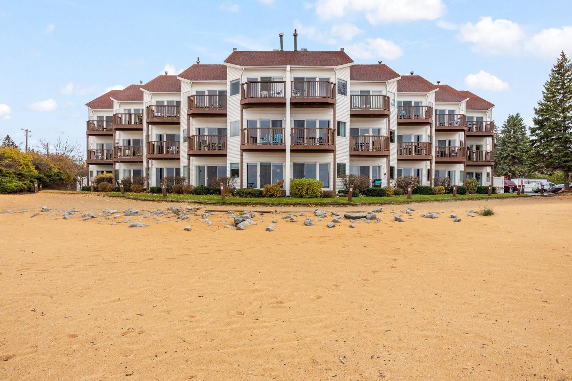 Beachside 102 With Direct Access To The And Pool And Hot Tub Holiday home
