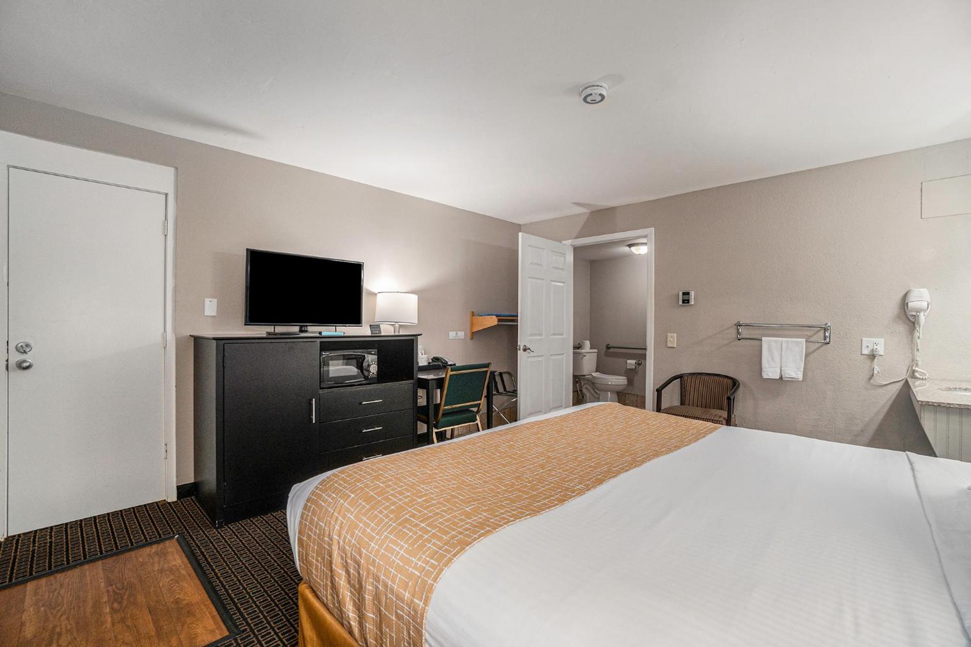 Travelodge By Wyndham Traverse Mi Motel